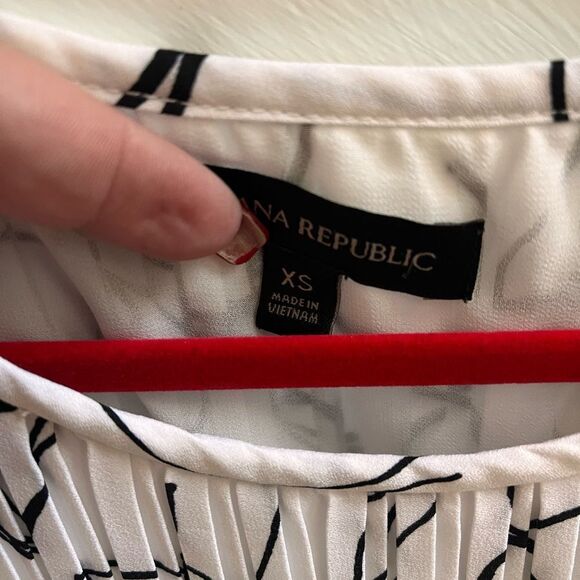 Banana Republic White & Black Lines Pleated Tank sz XS EUC - Picture 3 of 4